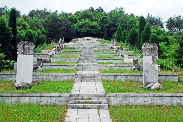 如果骑自行车或步行至这些巨大的古坟,便可以感受到现代和古代共存的