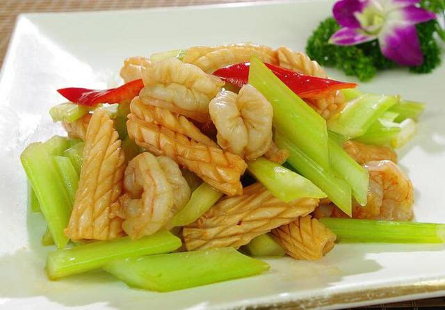 由 a target="_blank" href="/item/鱿鱼">鱿鱼 /a>须300克,芹菜等