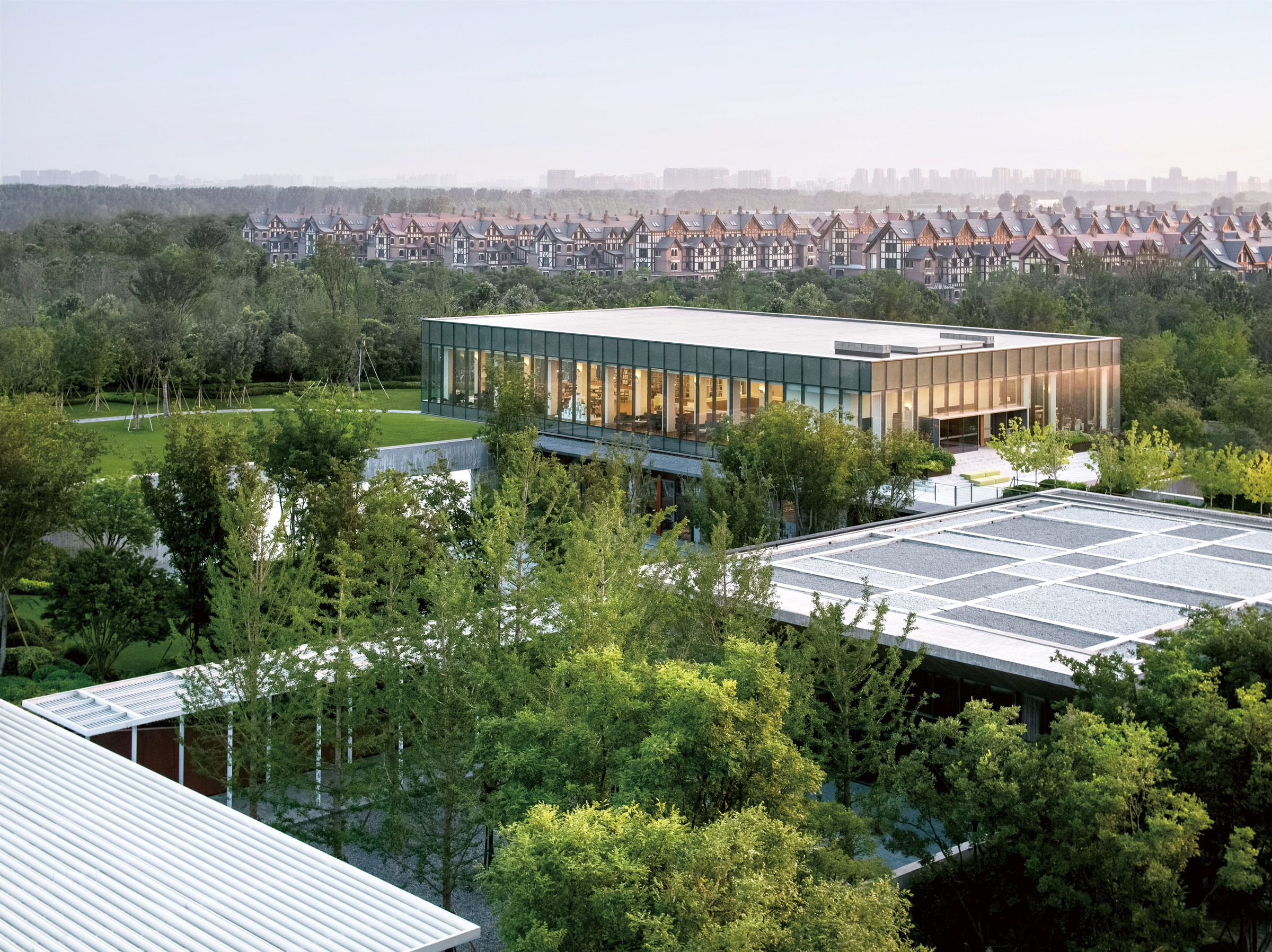  p>普罗理想国位于中国郑州国际文化创意产业园,项目占地近6000亩,由 