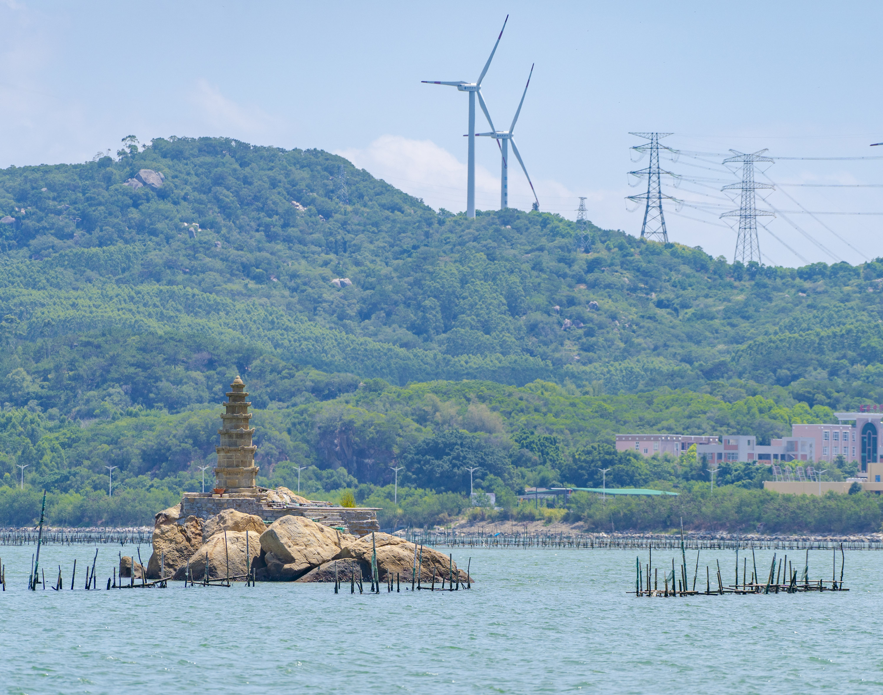 在广东饶平县,柘林海港岸约半华里的海中,有