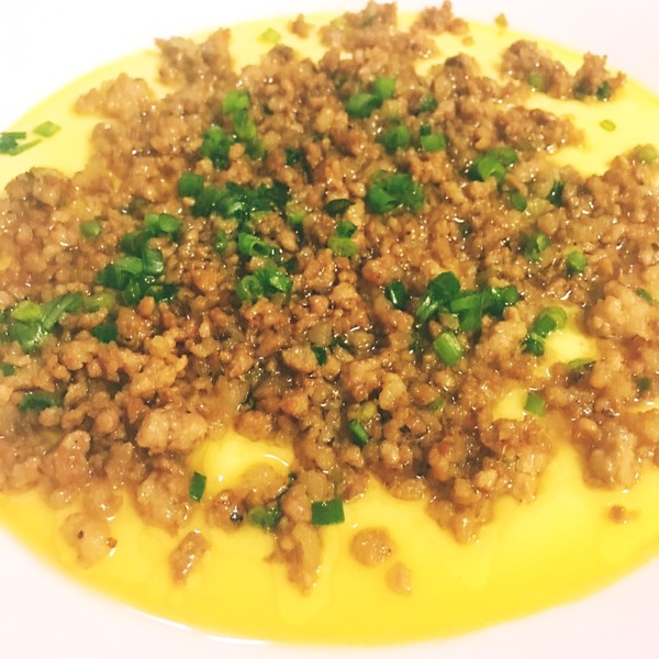  p>肉碎蒸蛋是一道由鸡蛋和肉末为主要材料做成的菜品,属于家常菜.