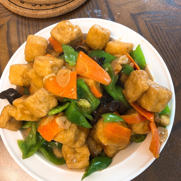  p>溜豆腐泡是用水豆腐,大红辣椒等材料制作的一道家常菜.