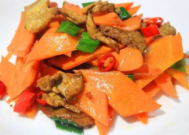  p>胡萝卜炒肉片是一道家常菜,主要食材有胡萝卜,猪瘦肉,辅料为葱,姜