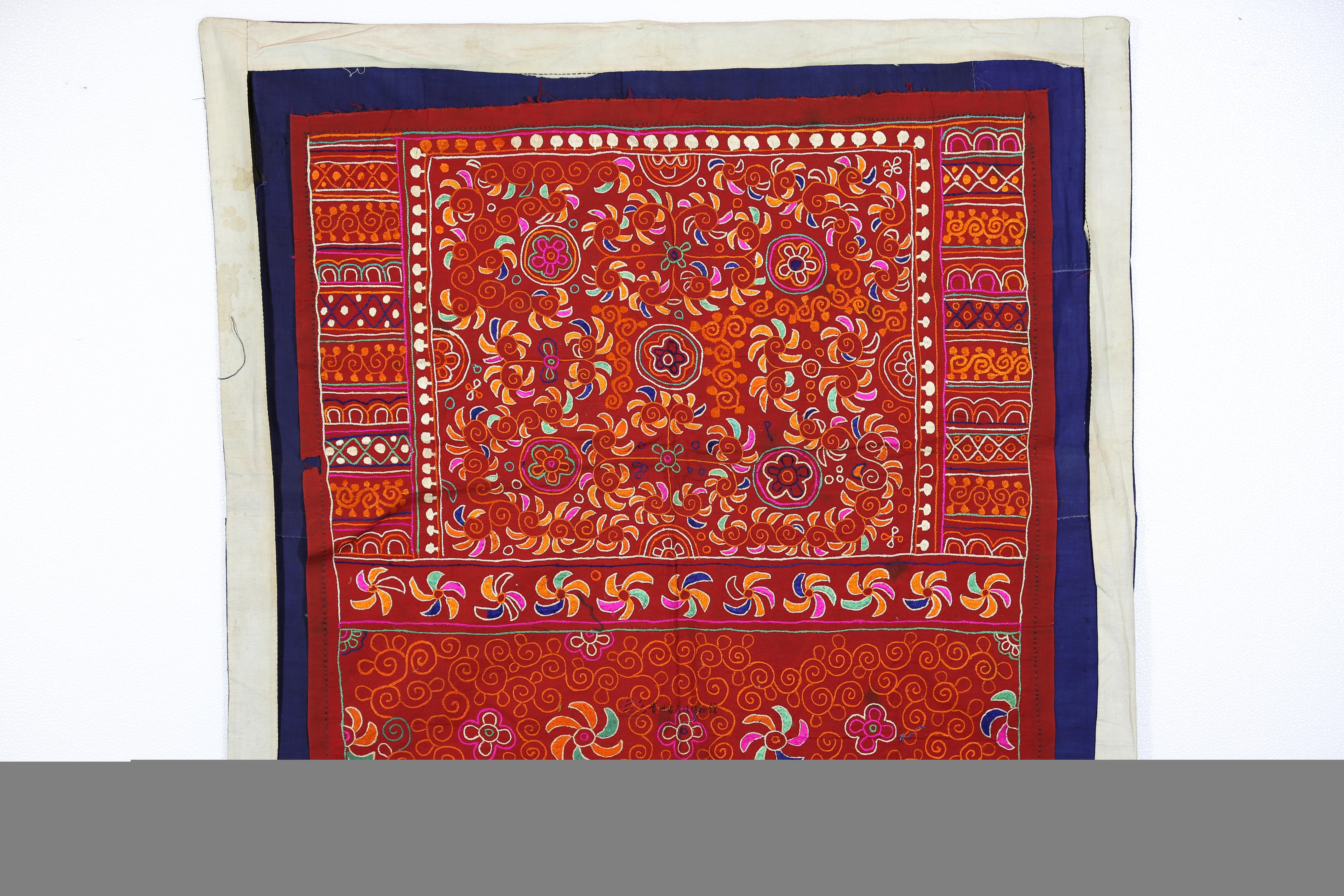 当代安顺黑石头寨苗族花卉纹双针锁绣绣片