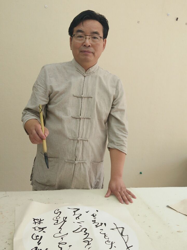 1965年生于中国书画艺术之乡,书法之乡太和县,先后毕业于安徽省农业