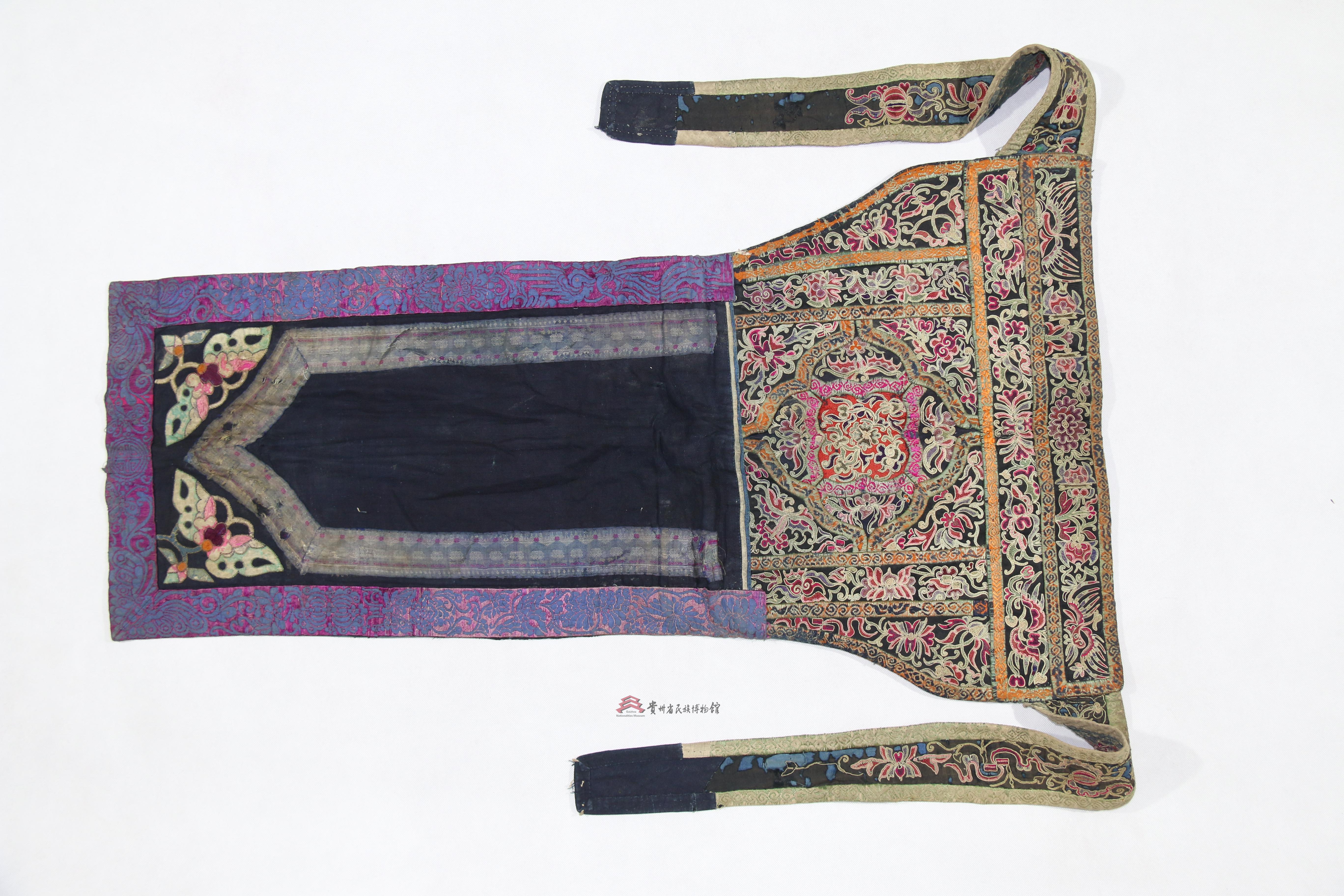 民国三都水族青布马尾绣打籽绣蝴蝶纹背带