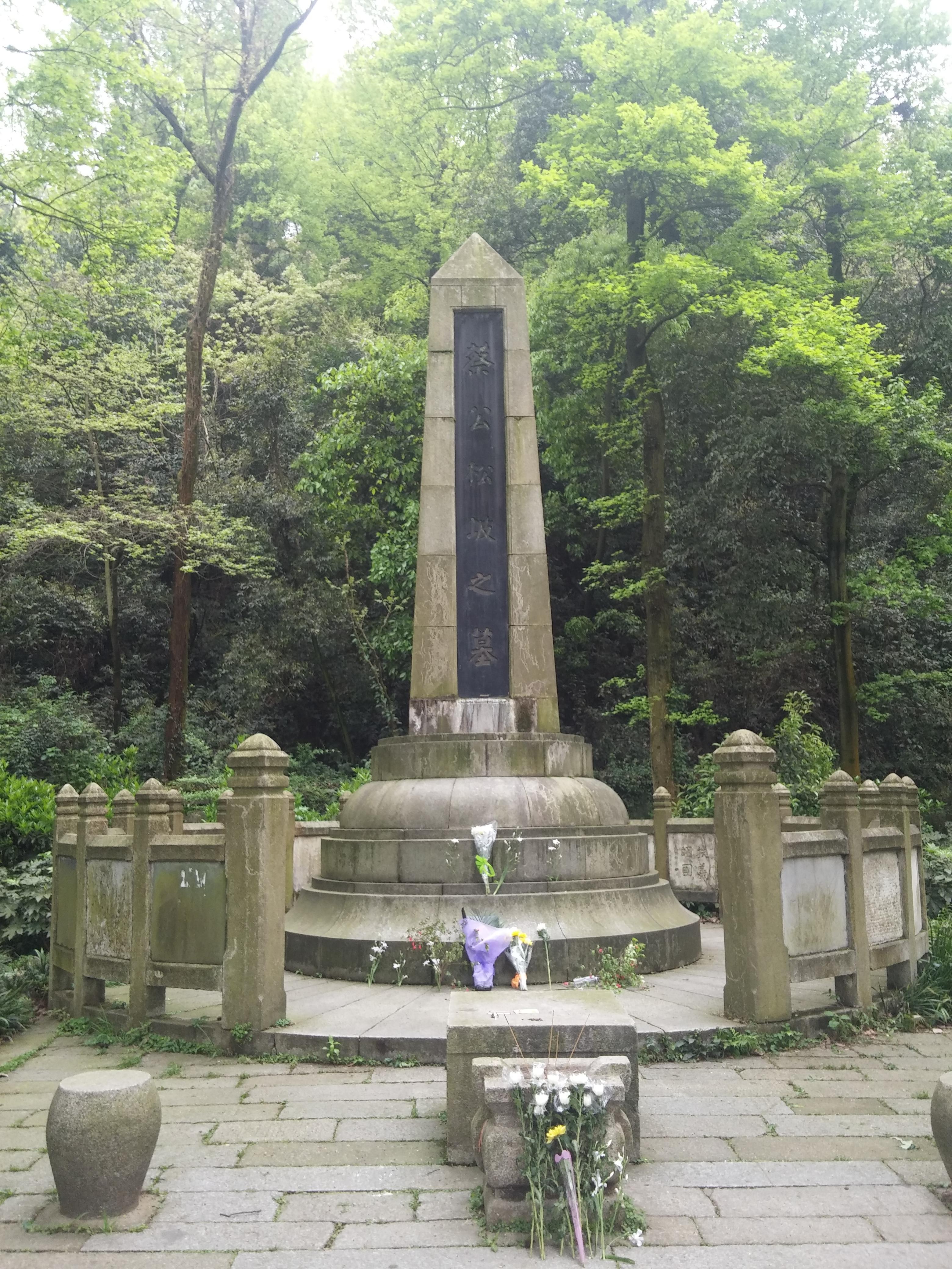 两岸,由丘陵低山,江,河,湖泊,自然动植物以及文化古迹,近代名人墓葬