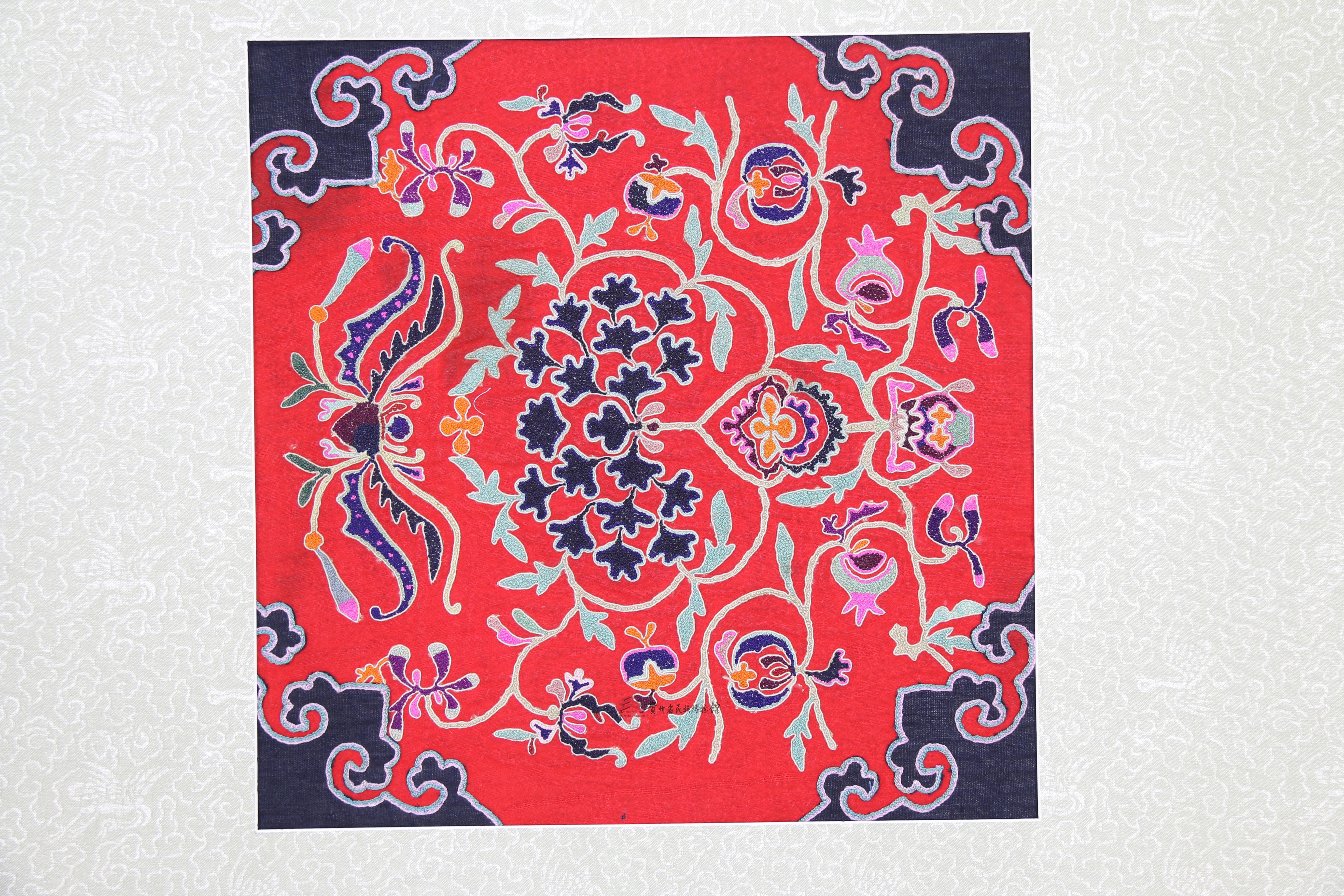 纹绣片是一件由贵州省民族博物馆通过征集而来的民族历史和文化藏品