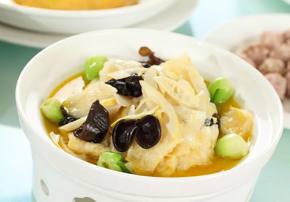 青笋松茸烩鱼肚