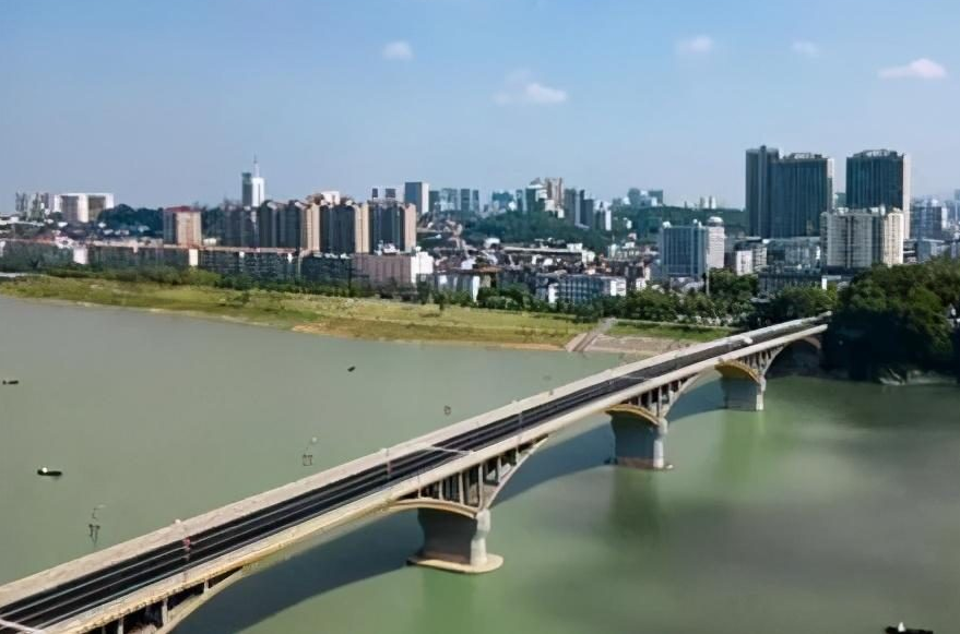  p data-id="tkzuskja6cwp">会龙山大桥原名"益阳大桥",是 a target="