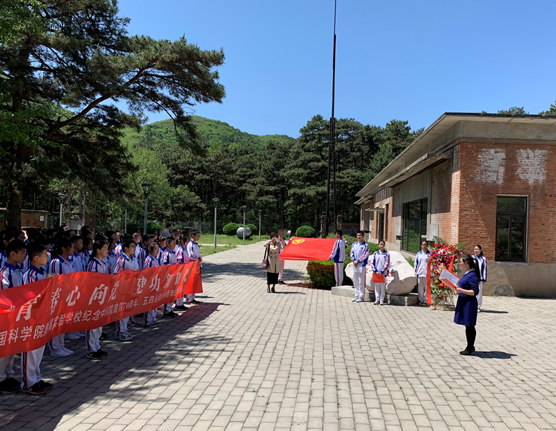 附属实验学校坐落在奥林匹克公园西侧,毗邻鸟巢,水立方,被周边中科院