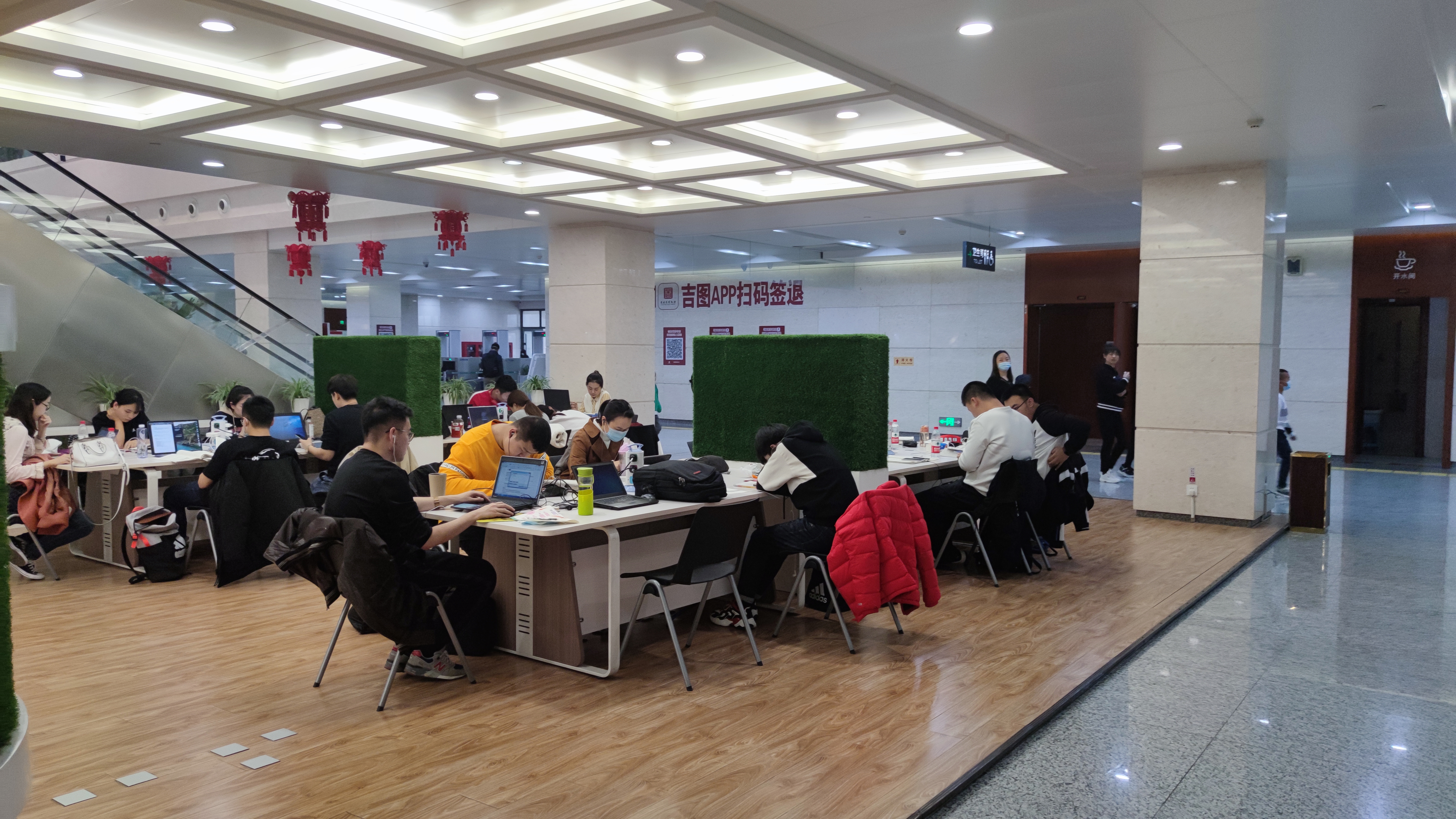 p></p></a>吉林省图书馆位于长春市人民大街,是吉林省文献信息收藏和服务中心