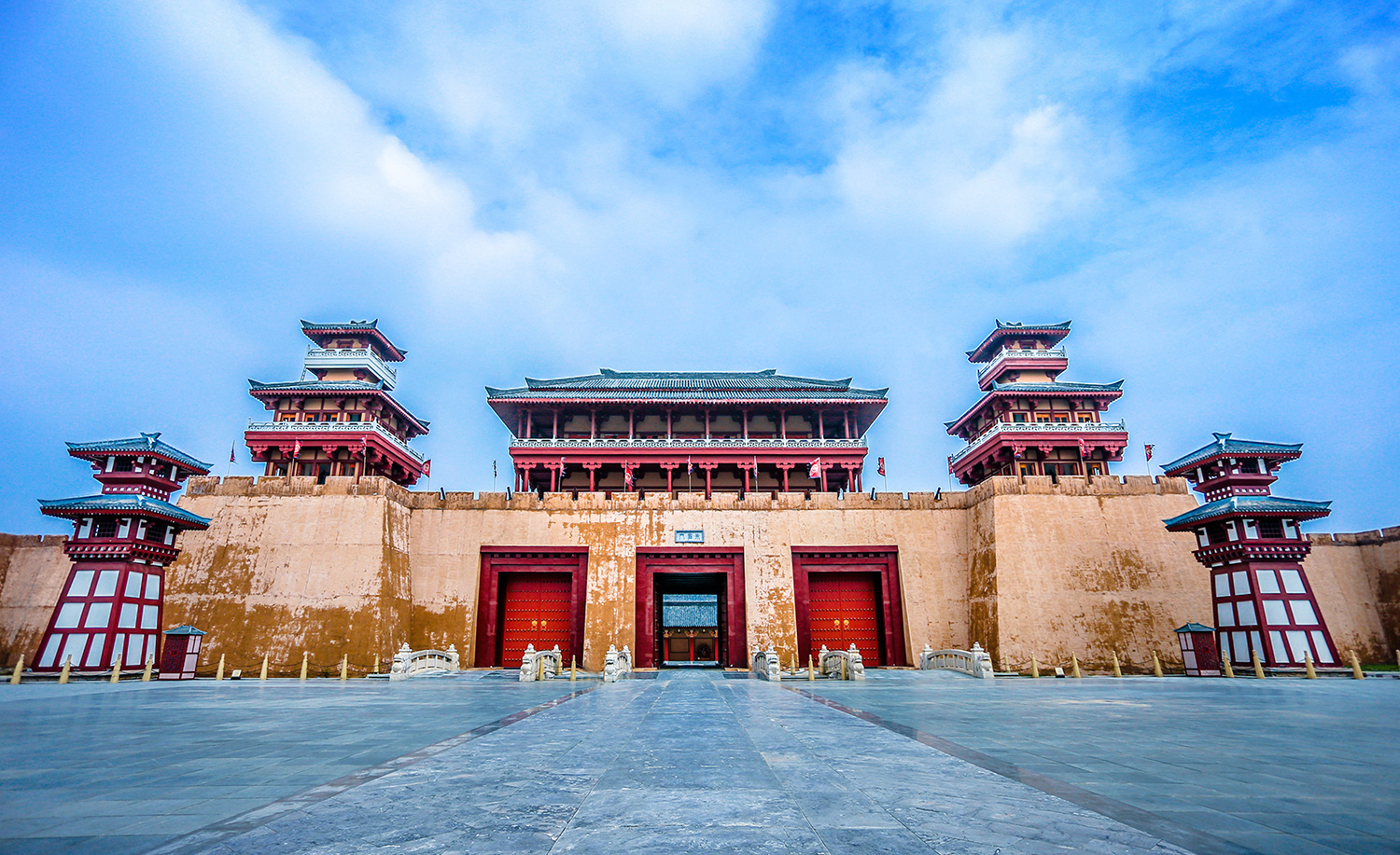  p data-id="gnbhq04nzh">汉城影视基地,又名中国汉城,位于湖北省襄阳