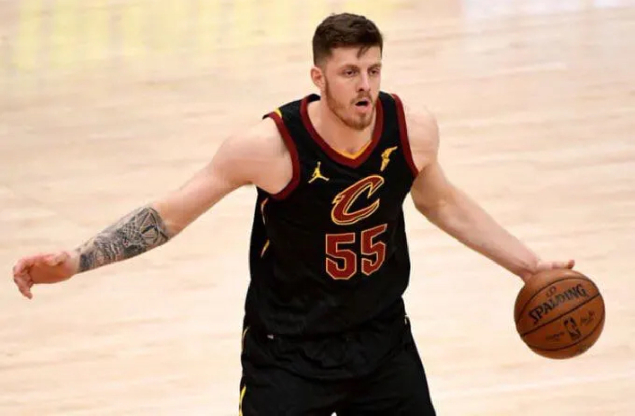 5日出生于美国俄勒冈州尤金(eugene,oregon),美国/德国职业篮球运动员