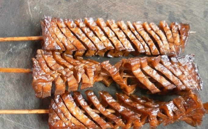  p>马尾串豆腐中的马尾指马尾毛,很细,光滑又有硬度,马尾提不起豆腐来