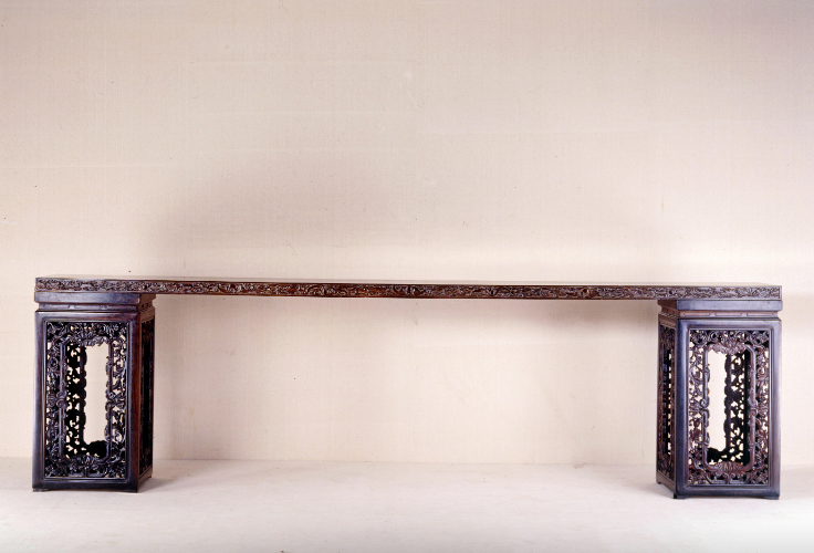  p>紫檀木雕云蝠番莲纹架几案是清代时期的一件文物,现收藏于上海博物