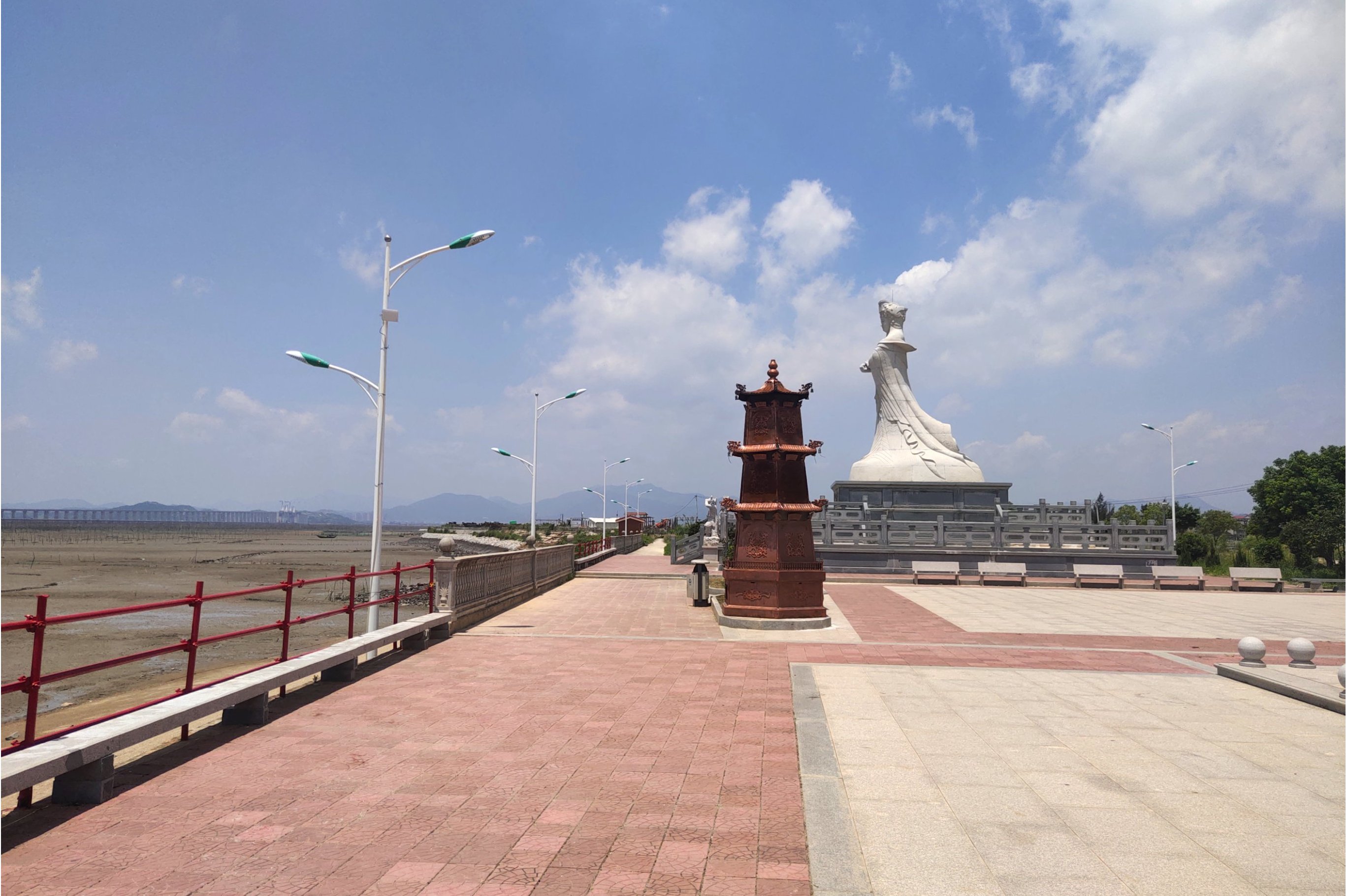 西黄妈祖文化公园位于福建莆田城厢区东海镇西黄村海边的公园