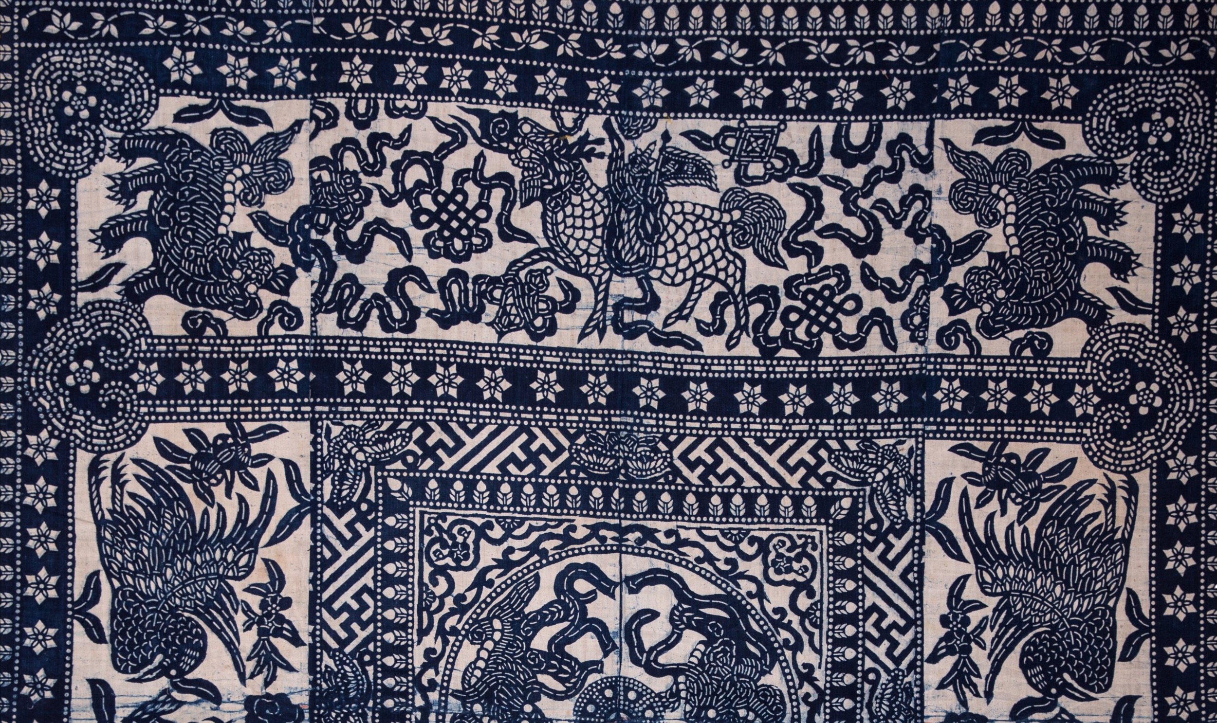  p>《麒麟送子》为湖北天门地区的蓝印花布被面,是湖北美术学院教授张