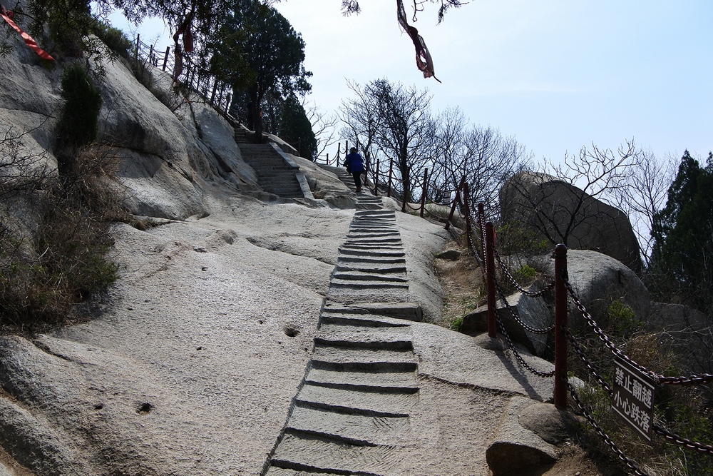 又名"邹峄山","邹山","东山",雄峙于"孔孟之乡"的山东省济宁市邹城市