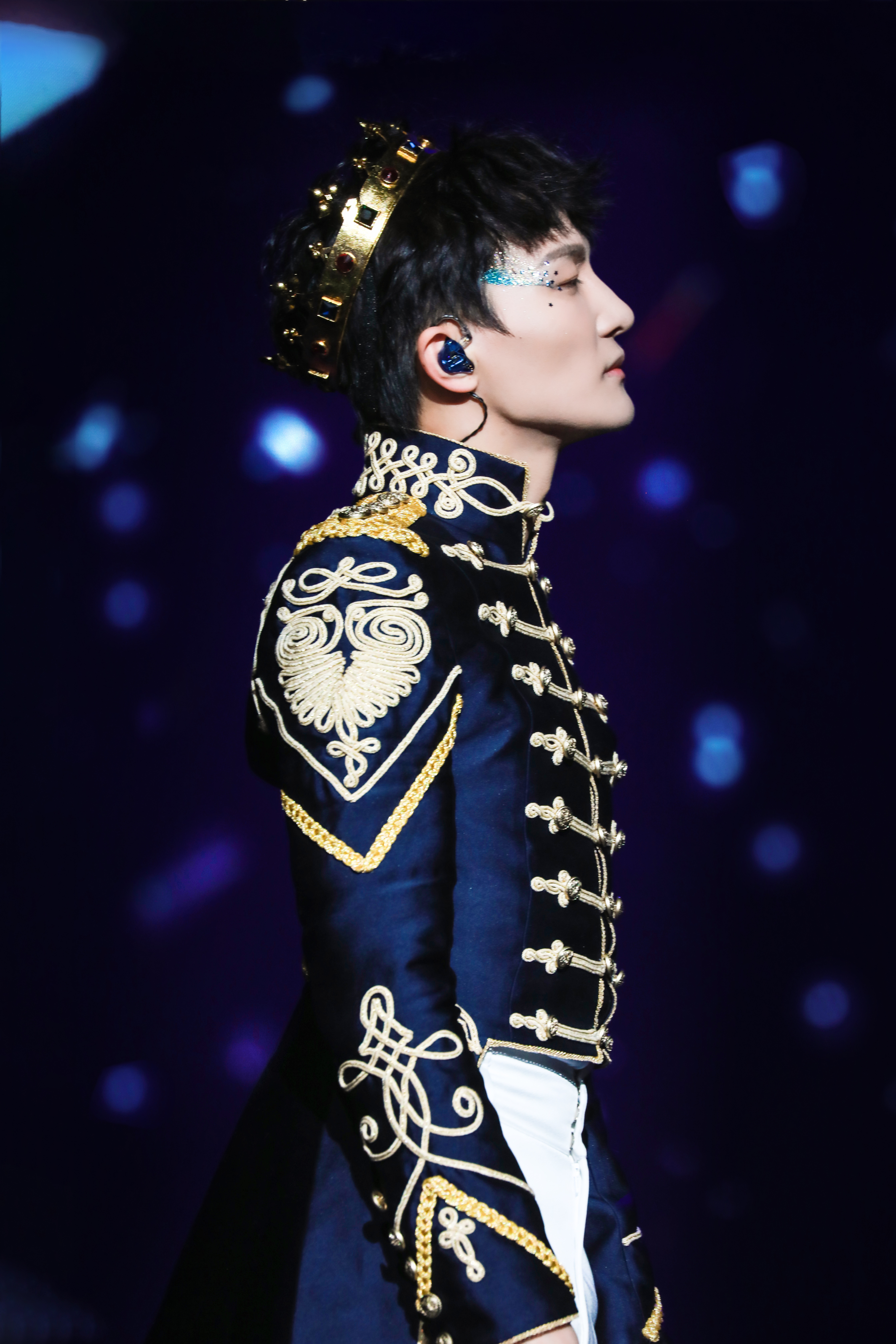  p>周深,1992年9月29日出生于湖南邵阳,长于贵州贵阳,中国内地男歌手