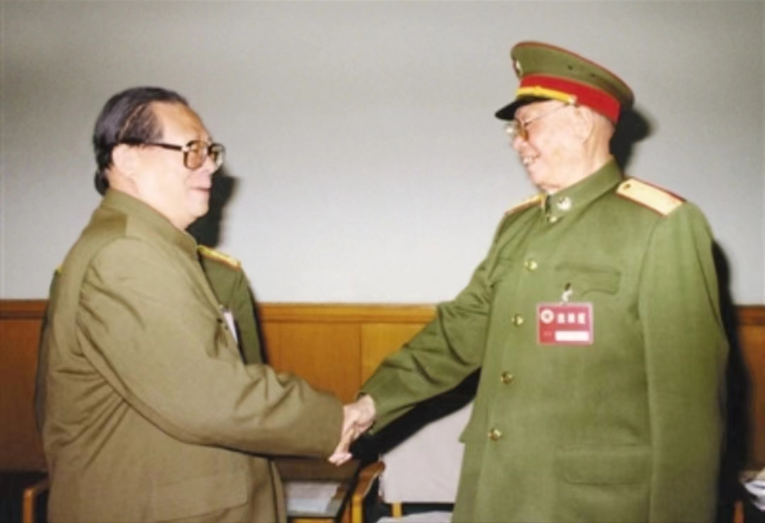 1993年1月，江泽民同志与张震同志亲切交谈