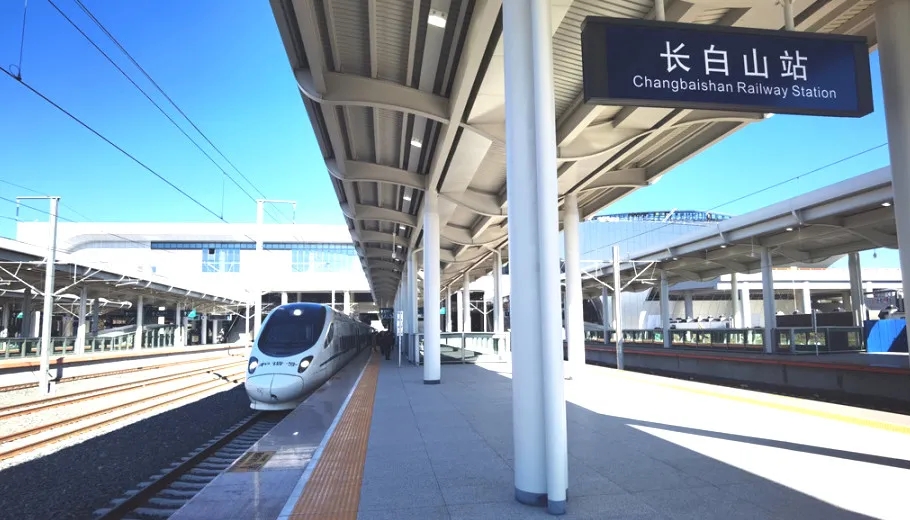  p>长白山站(changbaishan railway station),位于中国吉林省延边朝鲜