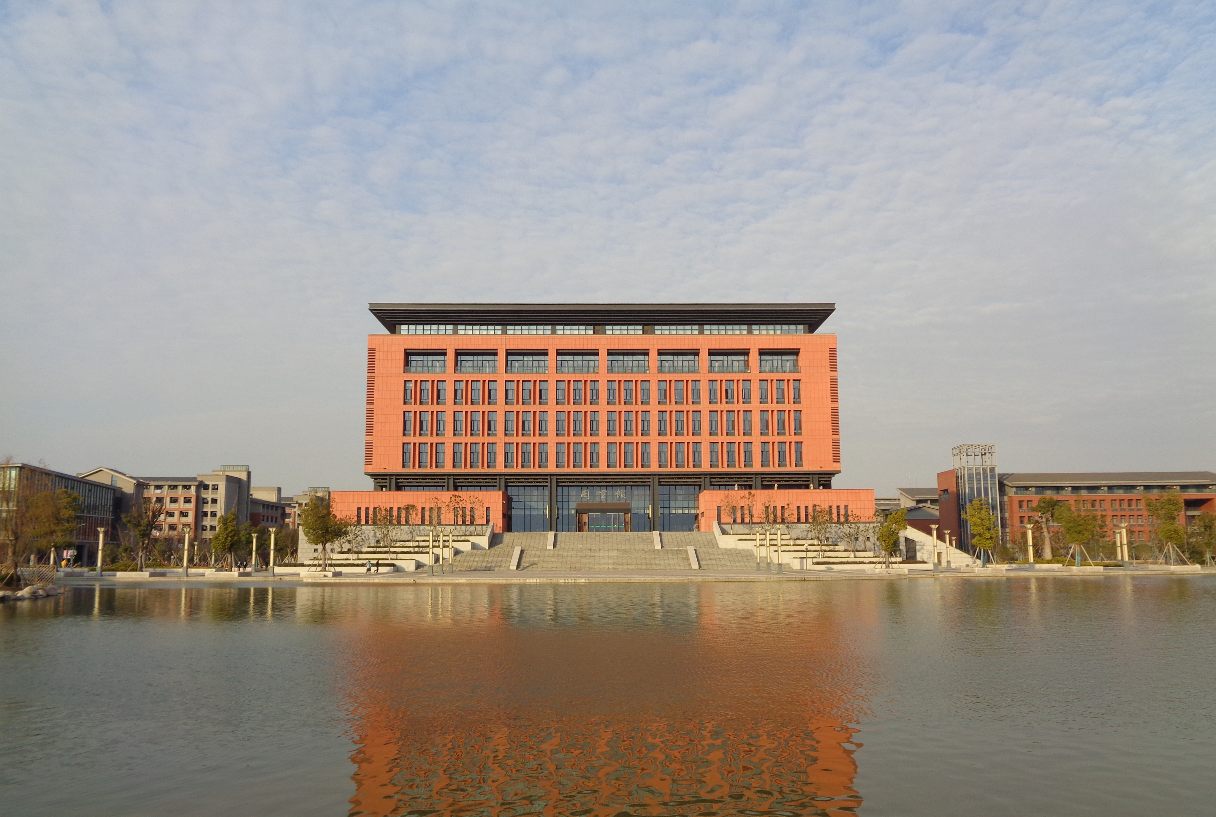  p>常州工学院图书馆现有馆舍两处,本部图书馆和新北校区图书馆.