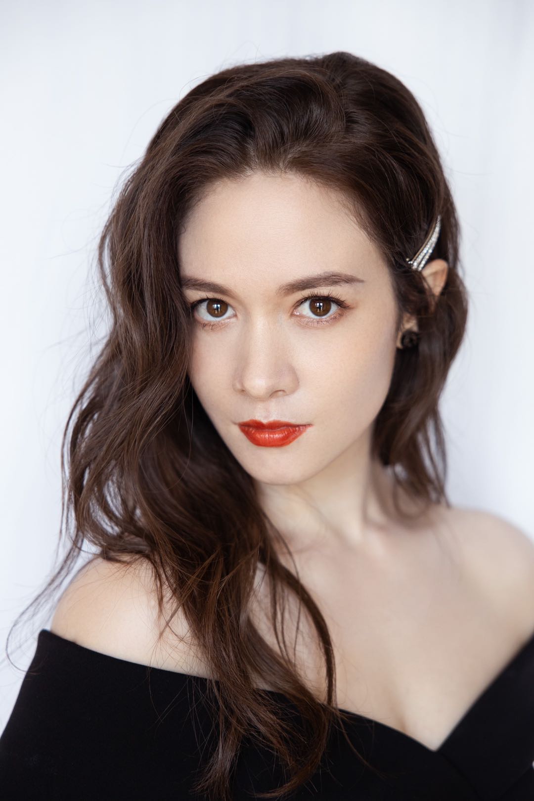 (中英混血),毕业于惠灵顿维多利亚大学,是一名新西兰籍的华人女演员