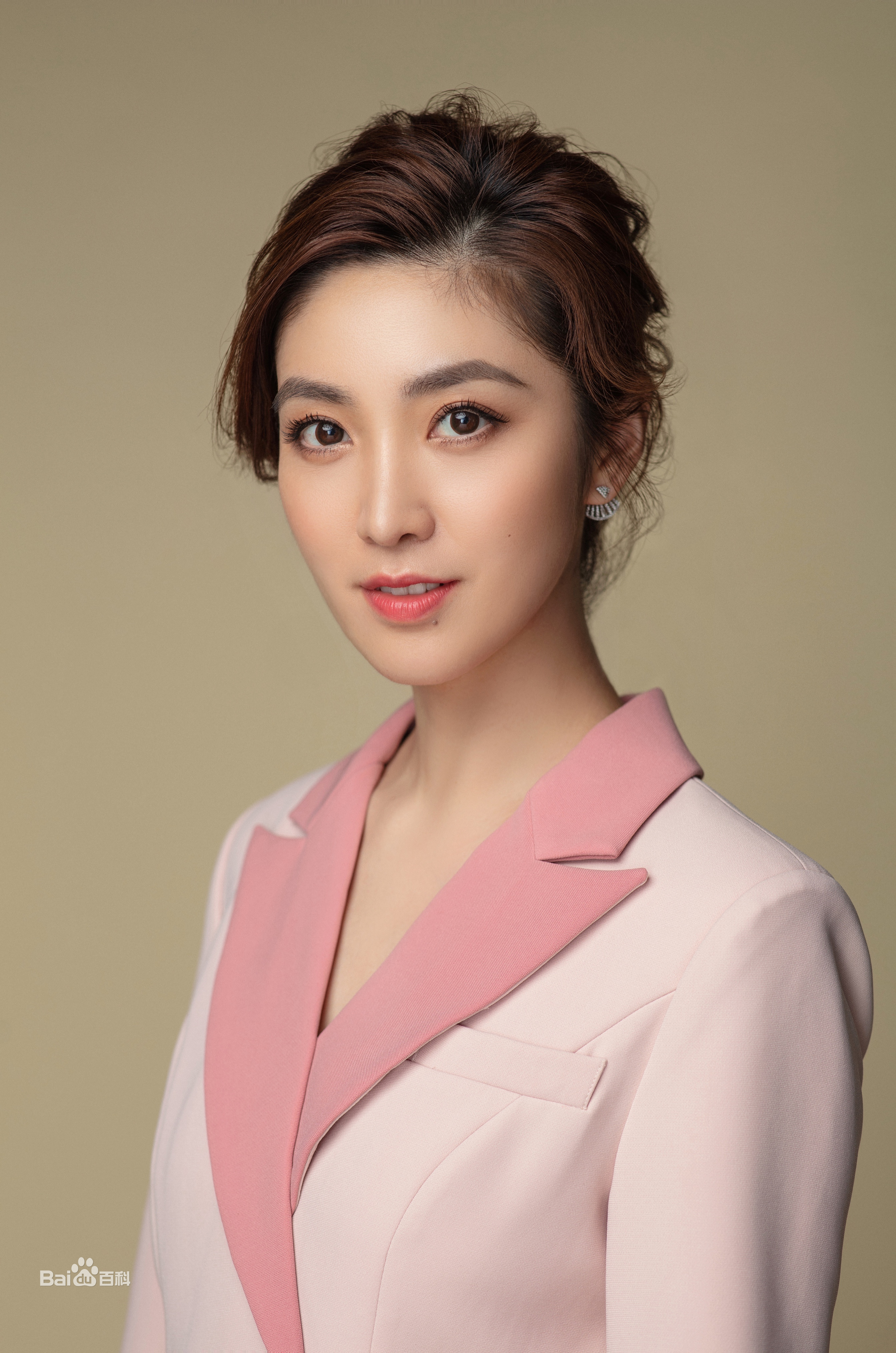 04hx9xk1">何卿,1986年10月12日出生于安徽省芜湖市,中国内地女主持人