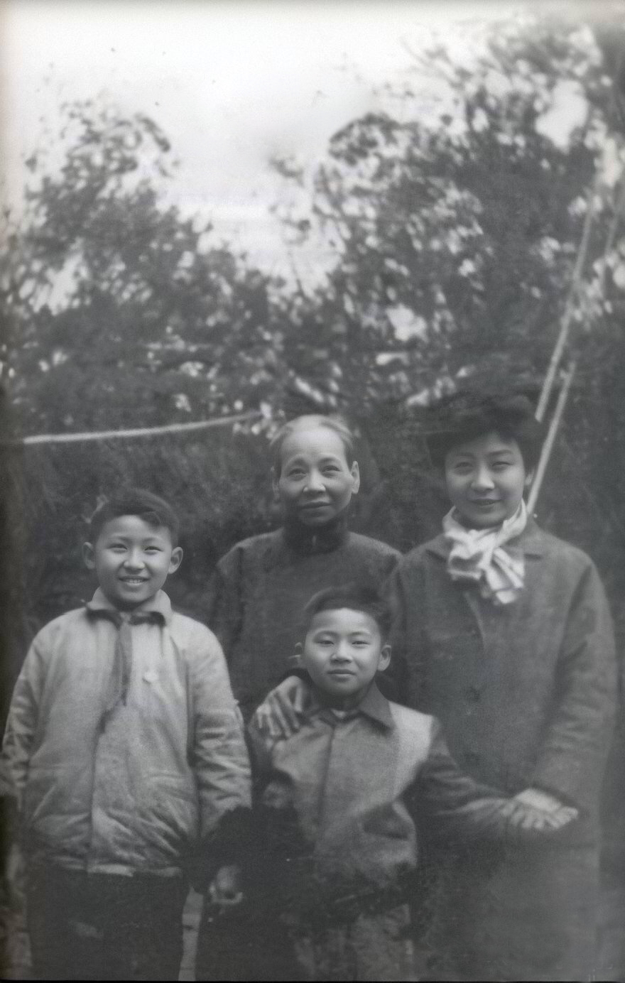  p>言兴朋,男,1953年生于上海,著名京剧表演艺术家,言派艺术的第三代