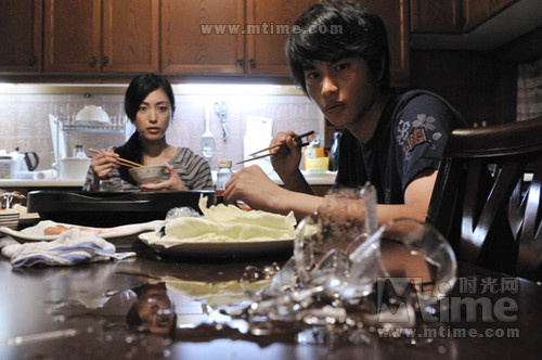 是美国悬疑,恐怖题材系列电影《鬼影实录》的第一部,2009年上映