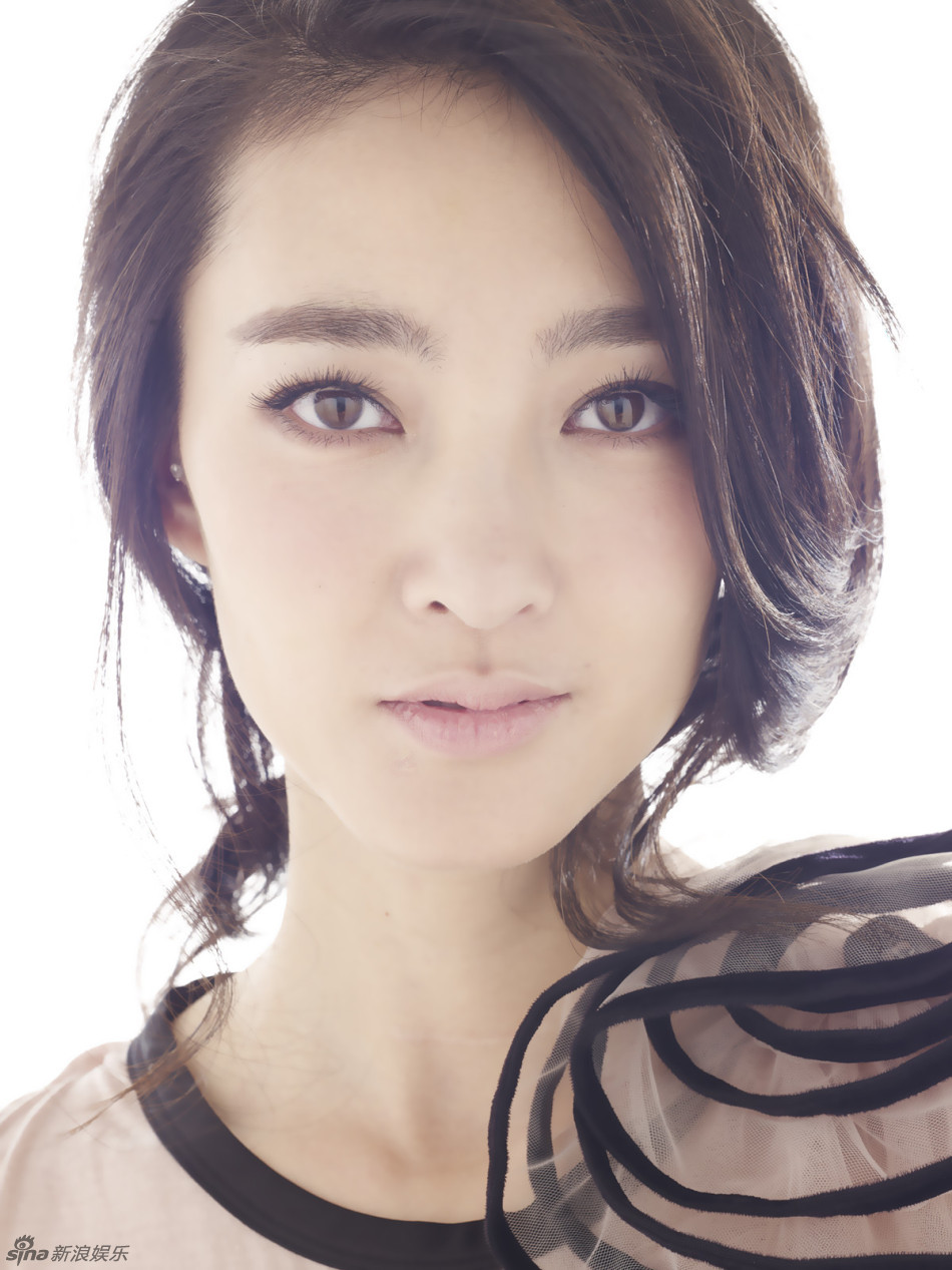 出生于内蒙古自治区赤峰市翁牛特旗,中国内地影视女演员,2004年毕业于