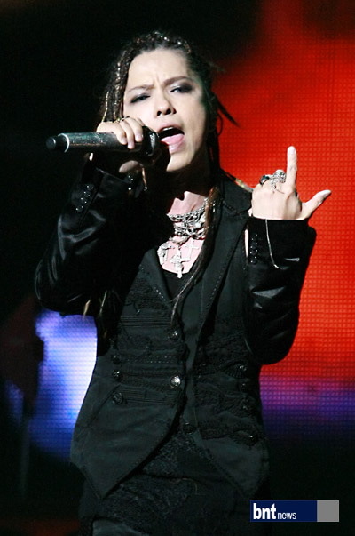  p>hyde,本名"宝井秀人",1969年1月29日出生于日本和歌山县和歌山市.