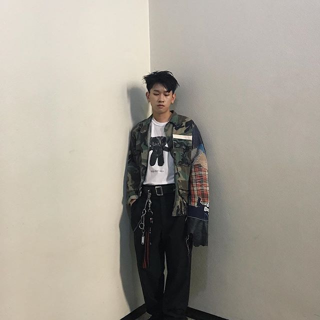 ,本名申效涉,1992年5月3日出生于韩国首尔特别市