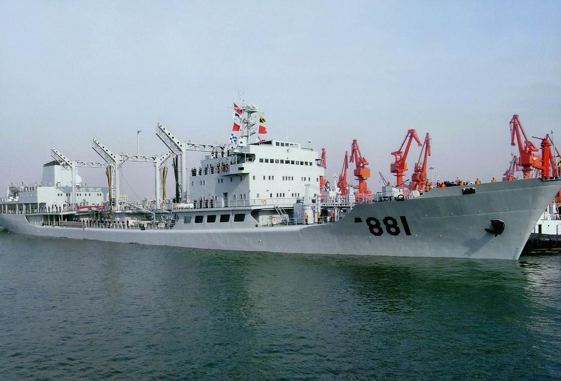 洪泽湖号远洋补给舰