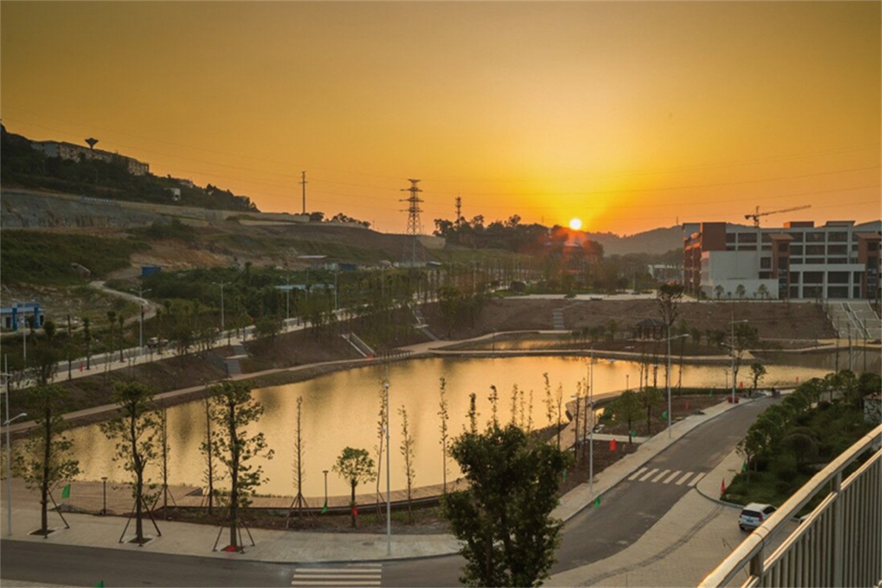  p>重庆财经职业学院是以财经类专业为主,具有独立颁发普通高等教育