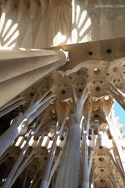 i temple expiatori de la sagrada família),又译作神圣家族大教堂
