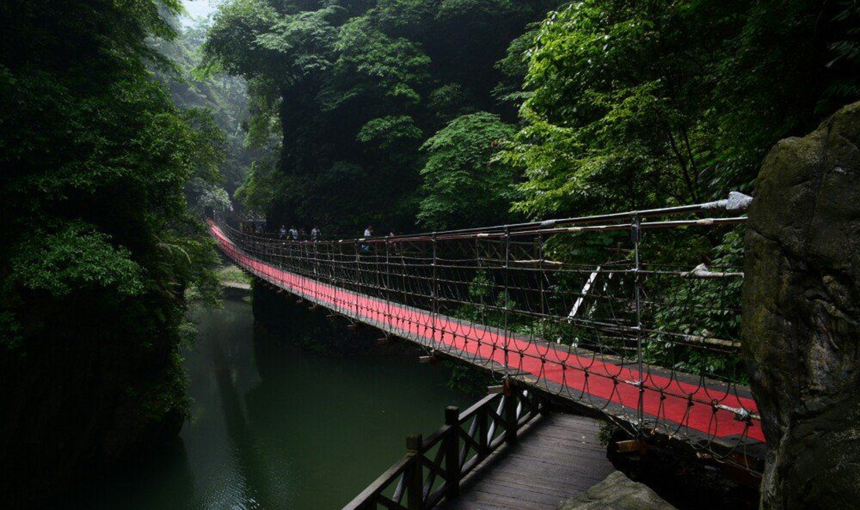 " href="/item/白果树瀑布">白果树瀑布,位于宜昌晓峰旅游景区中