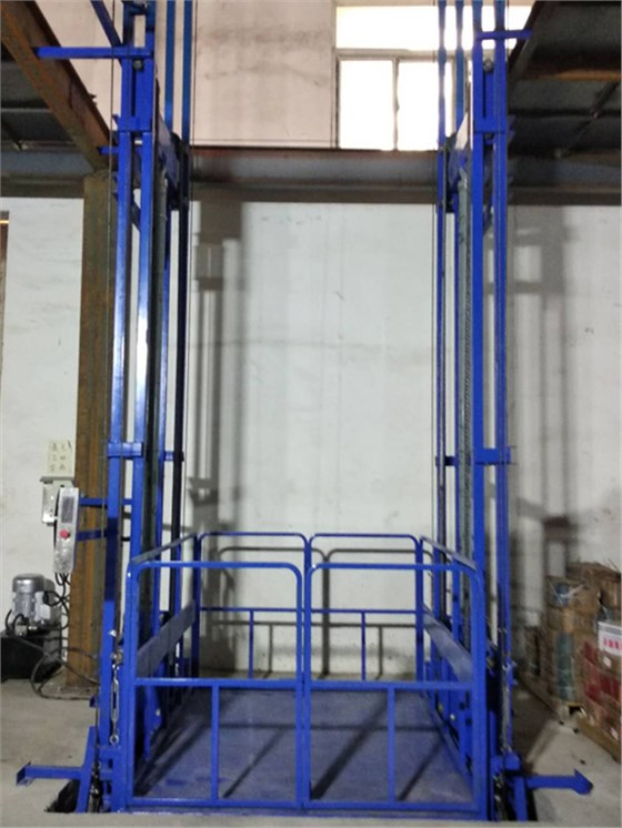  p>井式升降机又称井架.分斜架和立架两部分.