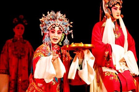  p>眉户,分布于山西晋南,陕西,甘肃,豫西等各省地,又称 "眉鄠"或"迷糊