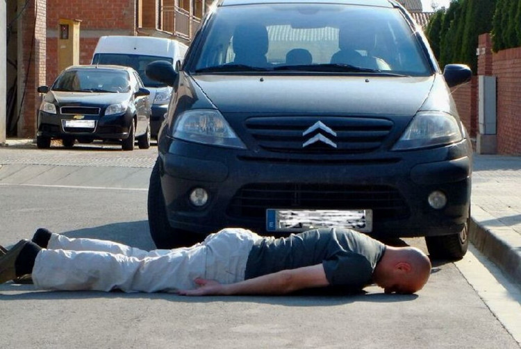  p>装死游戏 (lying downgame),就是"趴着的游戏".