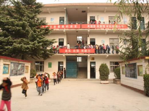 data-lemmaid="2212239">二七区 /a>侯寨乡东南部的杨垛村,学校前身是