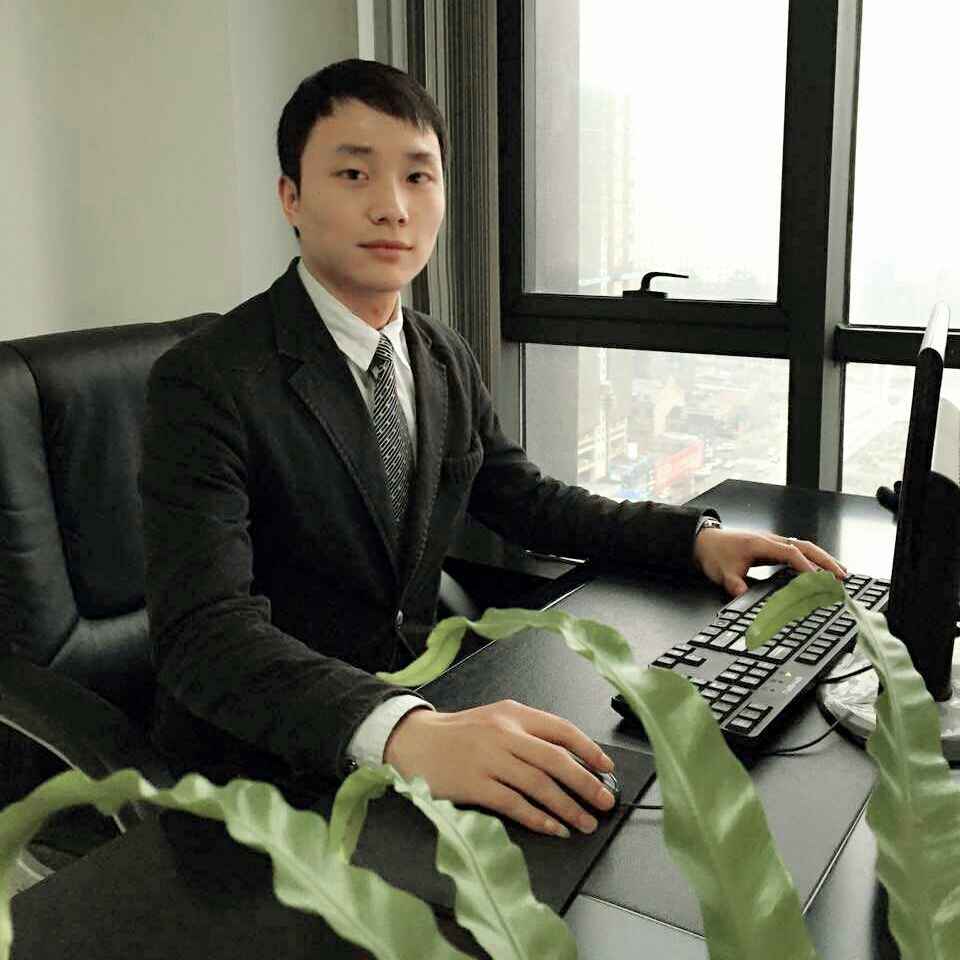 真名:沈东,男,现为国内某投资公司高级分析师,主要从事现货黄金白银