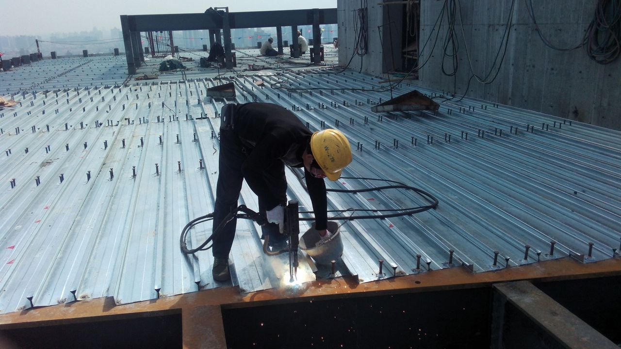 r8y0xcy">栓钉属于一种高强度刚度连接的紧固件,用于各种钢结构工程中