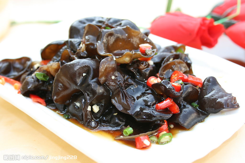  p>木耳,又叫云耳,桑耳,是我国重要的食用菌,有广泛的自然分布和人工