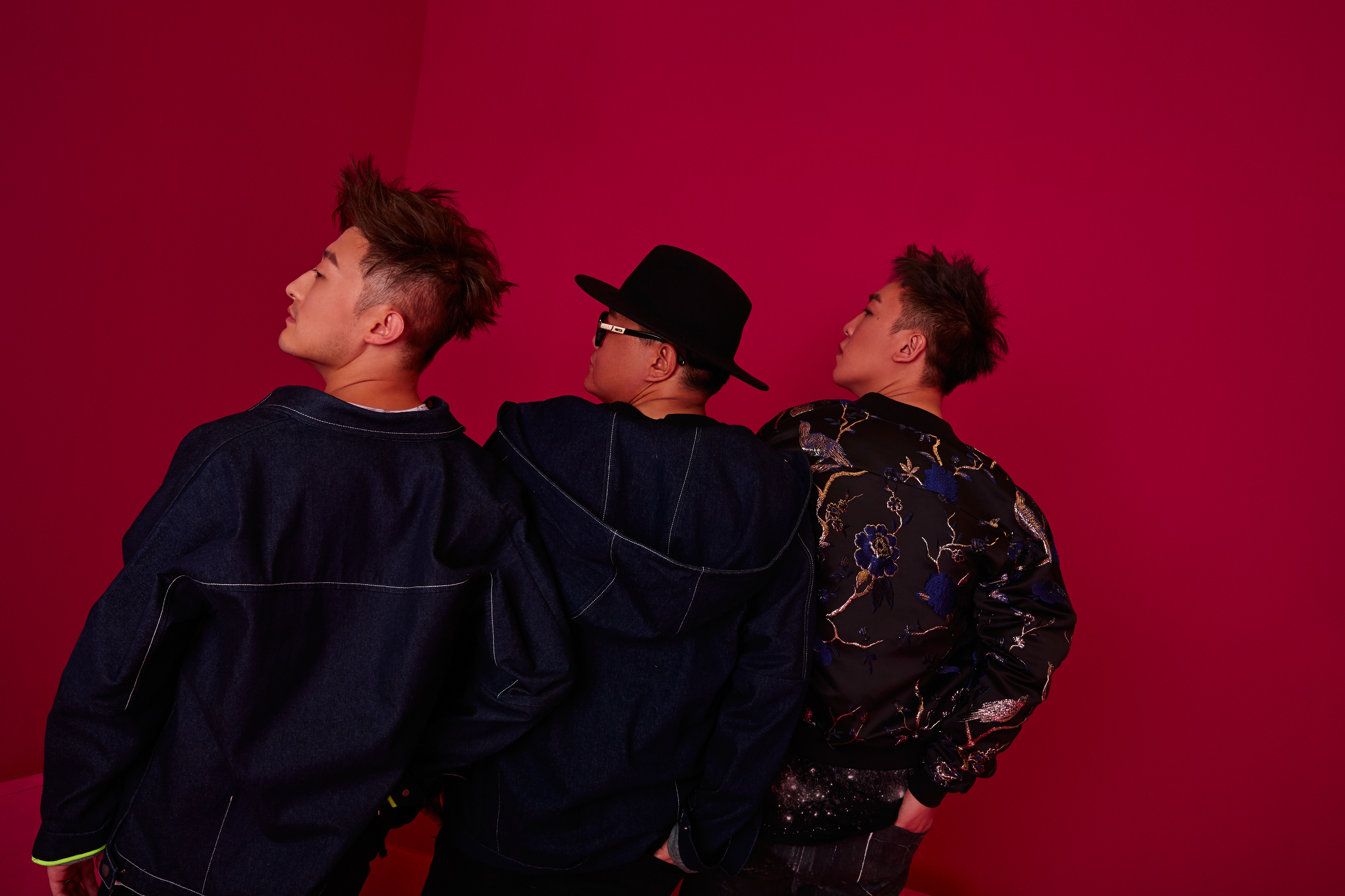  p>耀乐团成军于2010年10月,是由双主唱 a href="#" data-lemmaid="