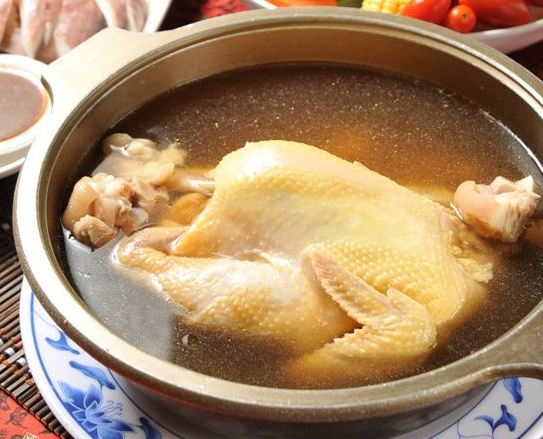  p>炖全鸡是以整鸡清炖,是湖北传统宴席上的一道大菜.