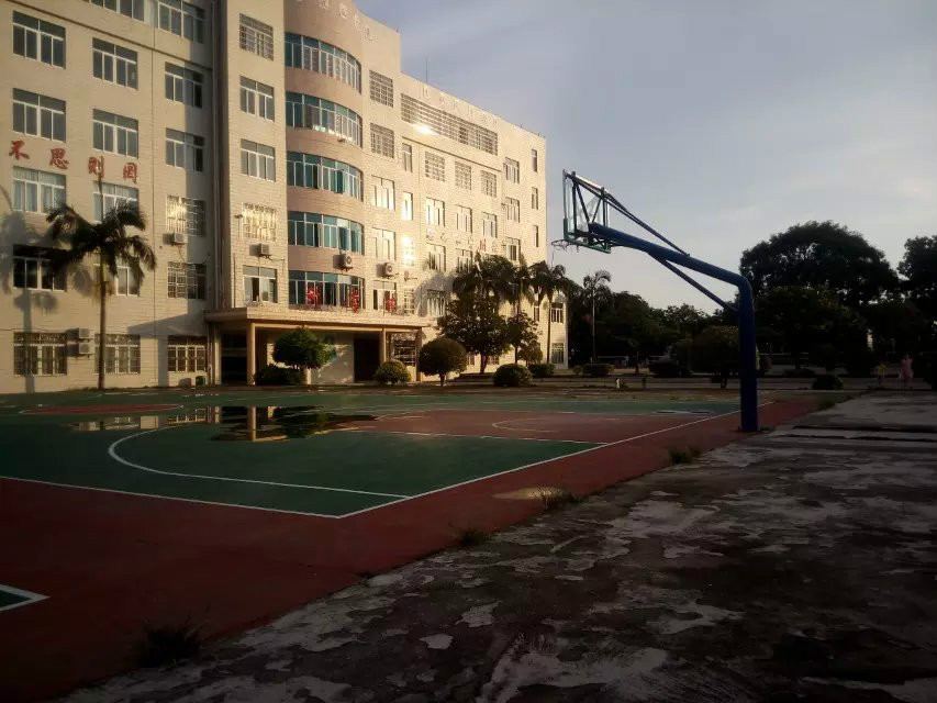  p>电白县第三中学,学校创办于1939年9月,它前身是电白师范,电白县立