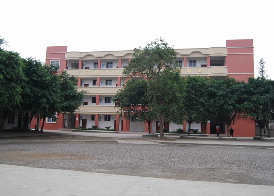 学校2004年2月由原冠英小学和原冠英一中整合而成.