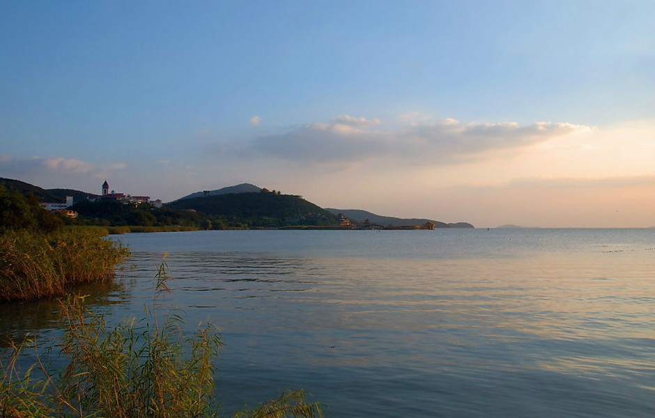 古称震泽,具区,又名五湖,笠泽,是中国五大淡水湖之一,位居第三,界北纬